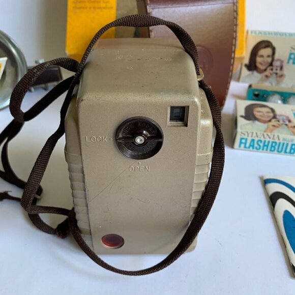 Kodak Brownie Bulls-Eye Camera Outfit In Box Flash Bulbs Leather Case - Picture 8 of 13